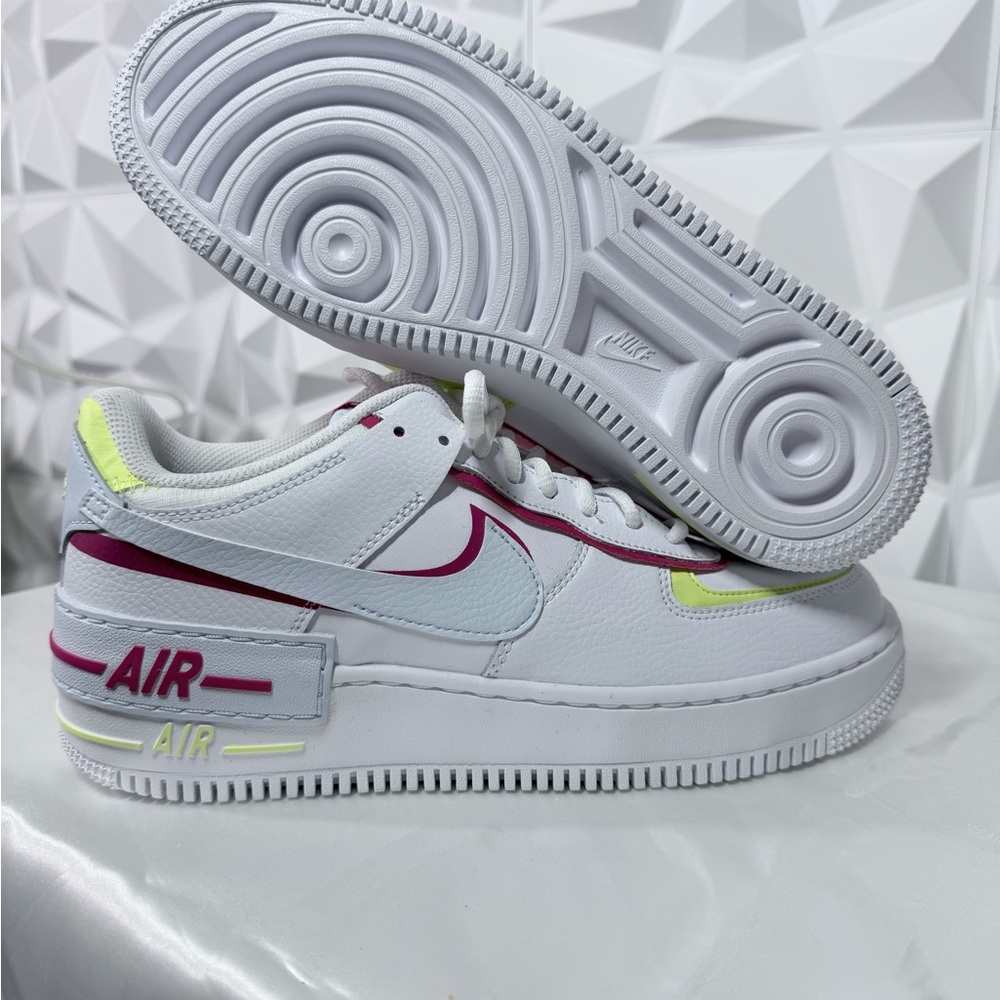 🎀Nike White Sneakers with Pink Accents - Picture 2 of 6